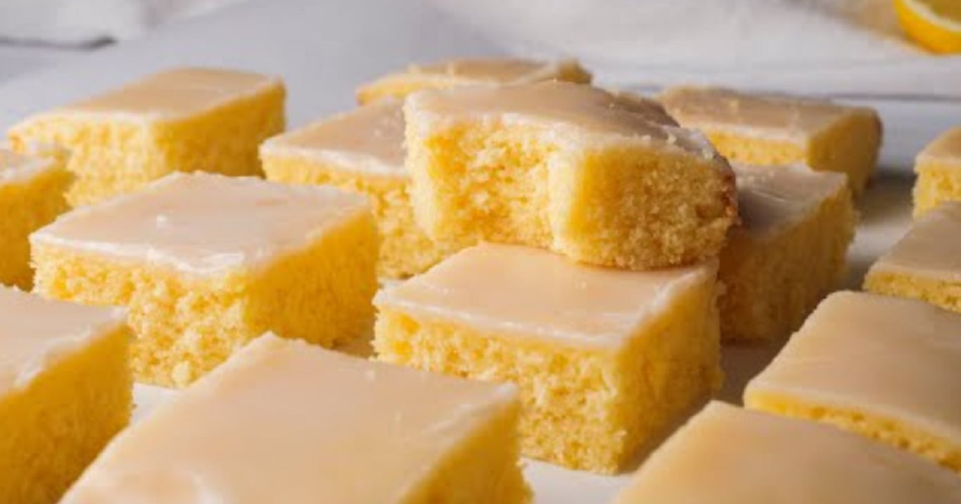 Čokoládové brownies mám ráda, ale tohle citronové mě naprosto dostalo – 10minutový dezert, který musíte vyzkoušet