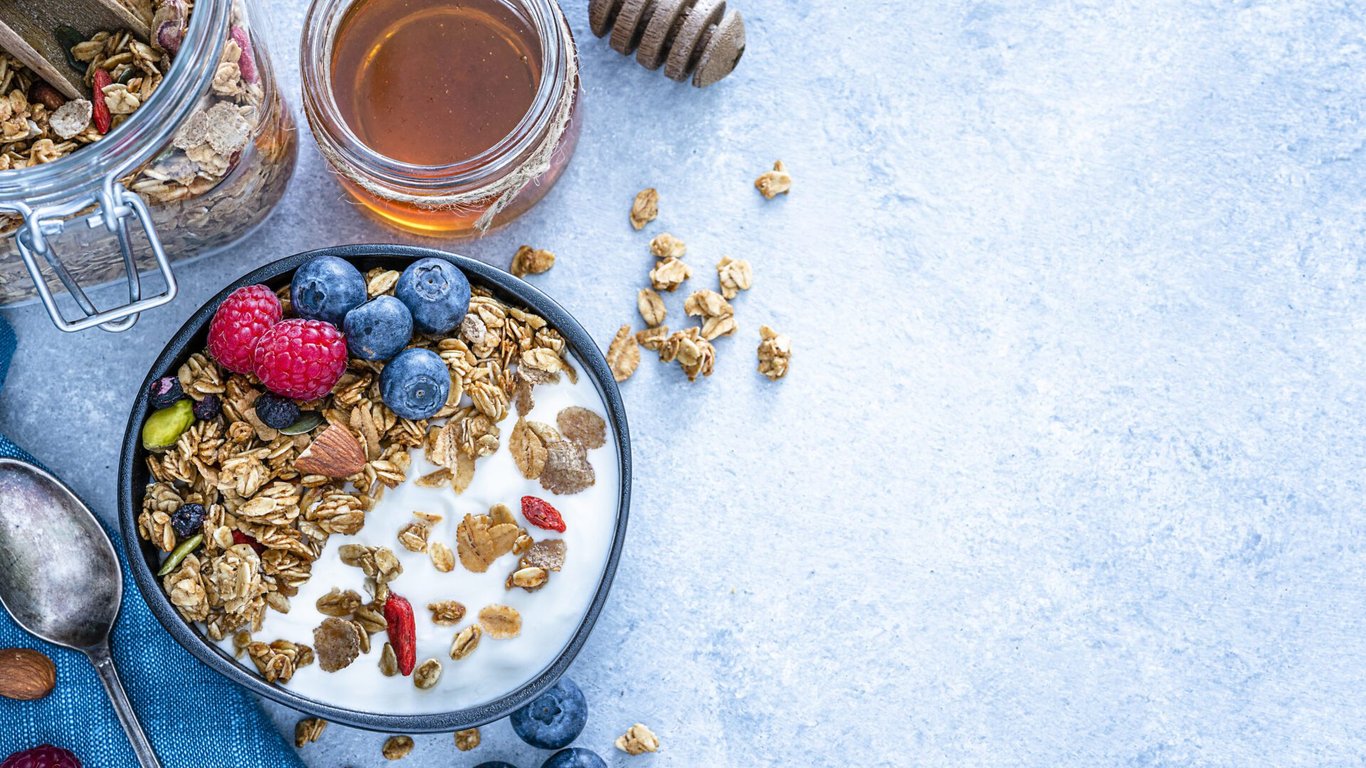 Cereálie nebo ovocný jogurt k snídani: Jen maskovaný cukr, který vás zpomalí