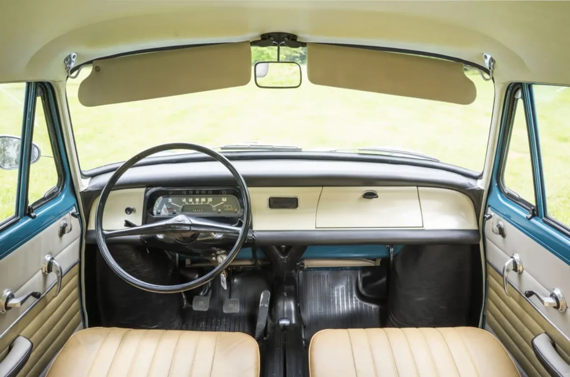 Pohled do interiéru Škody 1000 MB s dvoubarevnou palubní deskou, volantem a původními sedadly