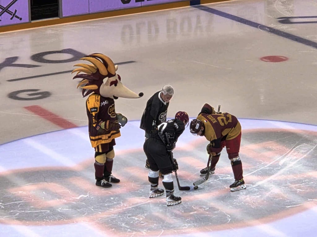 Armádní exhibice v Horácké aréně začala. Úvodní buly vhodil prezident Pavel