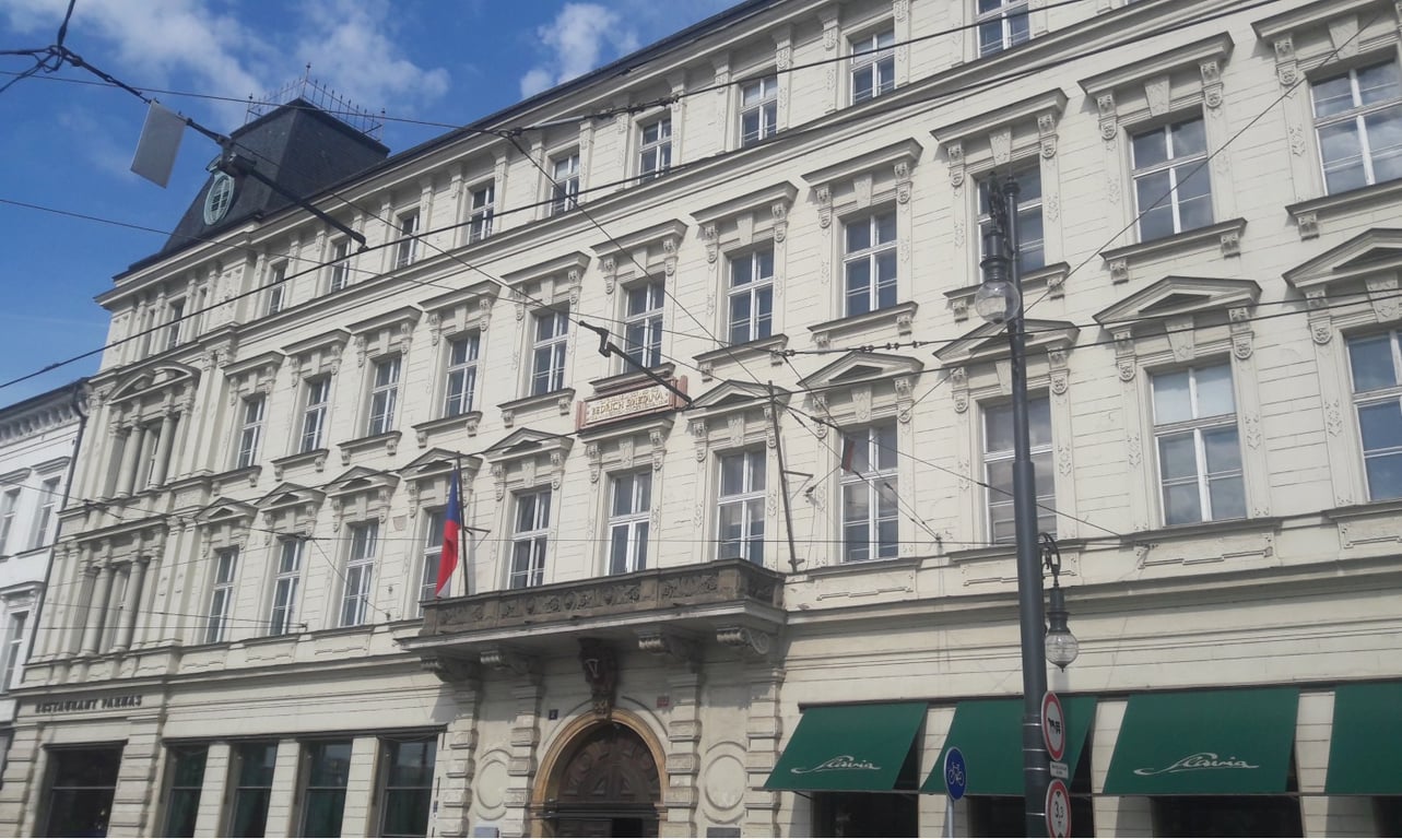 Kritika antisemitů a vedení FAMU sílí, přidala se rektorka AMU a možný ministr Plaga