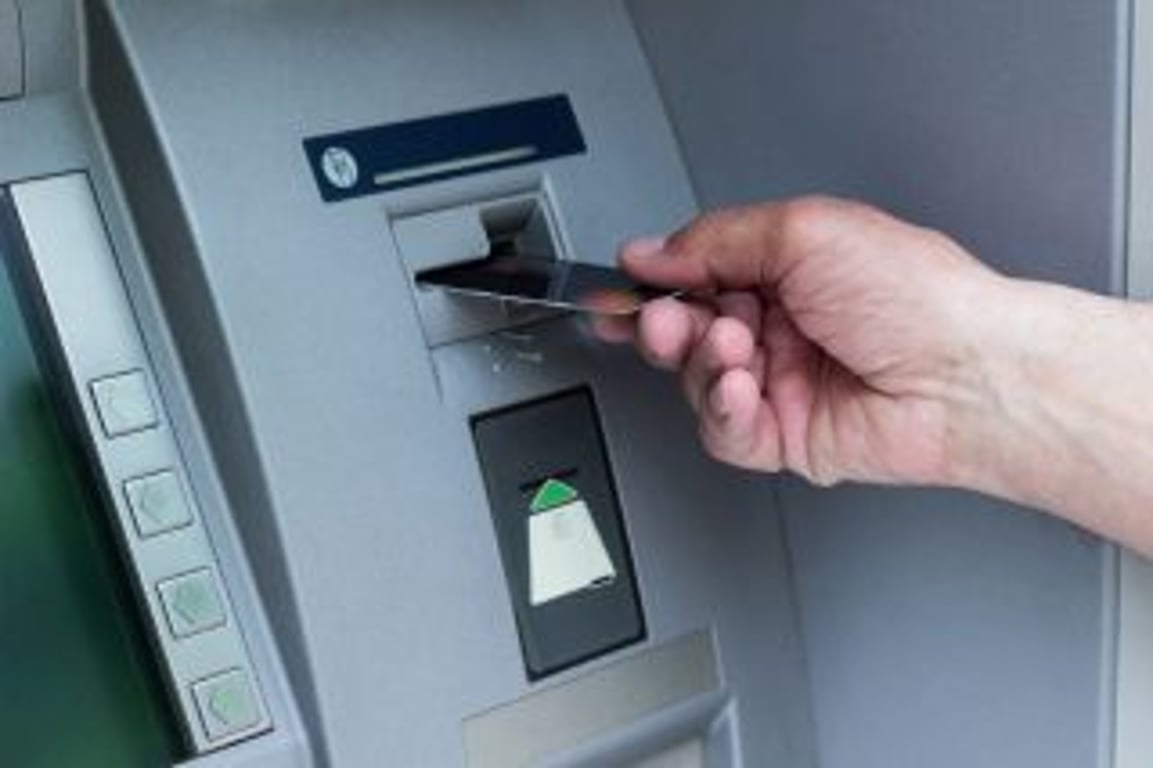 Velká banka najednou lidem hromadně ruší účty. Už se do něj nikdy nepřihlásí, peníze si musí převést jinam. Týká se to i vás?