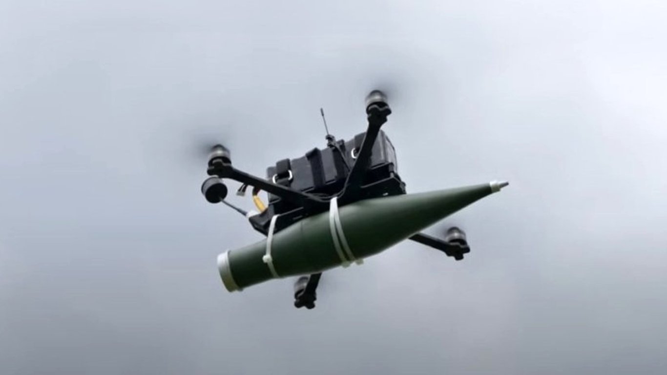 Nový ukrajinský dron Hromylo má nejenom sílu zničit ruský tank T-90M, ale doletět si pro něj může i daleko za bojovou linii