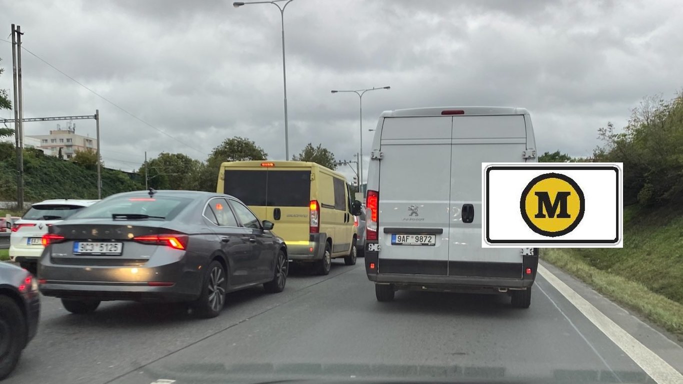 Nenápadné písmeno M na dopravní značce děsí 94 % řidičů: Ti nevědí, co přikazuje. Pokuty ale rozdává 24/7