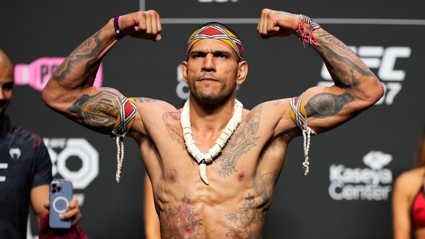 Pereira zdemoloval Ankalaeva za 80 sekund. Brazilec si vzal zpět titul šampiona UFC