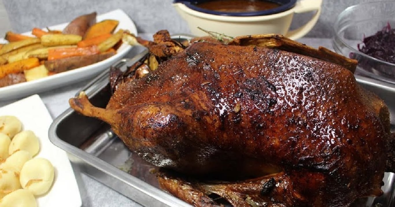 Netradiční svatomartinská husa, kterou peču každý rok – díky jednoduchému fíglu chutná skvěle a kůžička je dokonale křupavá