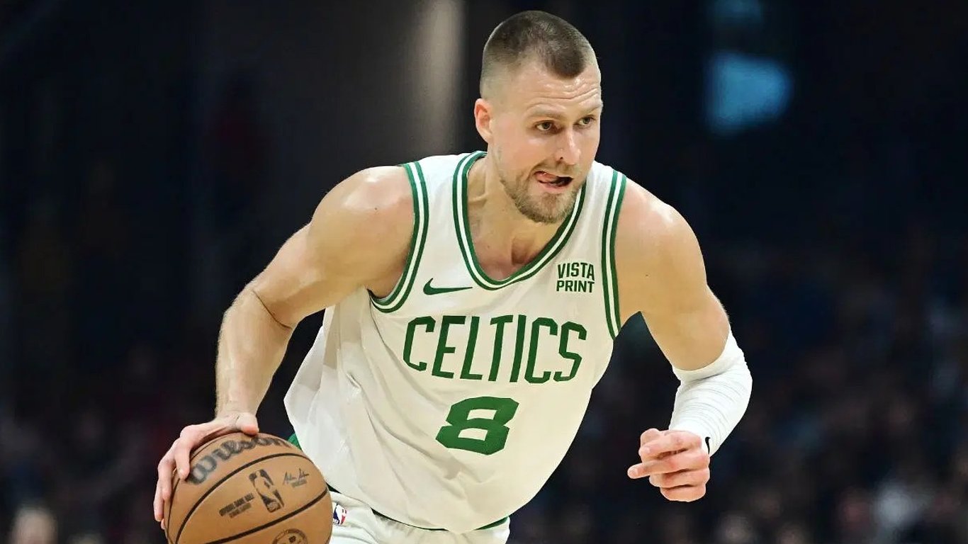 Hvězda basketbalové NBA se chce dát na MMA. 218 centimetrů vysokého Porzingise láká klec