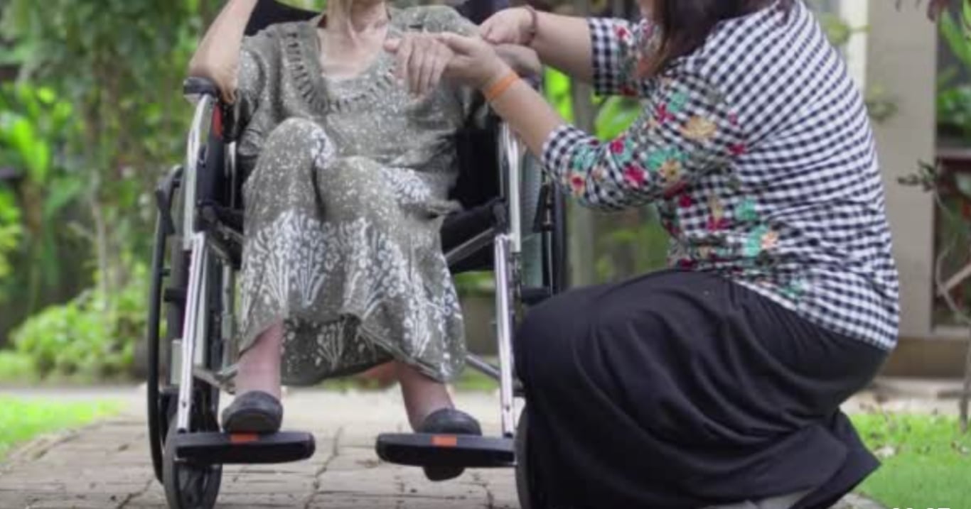 O matku pečovala celé roky a vzdala se všeho. Po její smrti pochopila, že celou dobu žila v obrovské lži