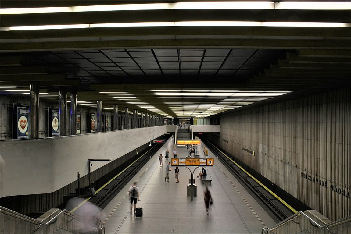 Sprejeři zastavili na půl hodiny metro