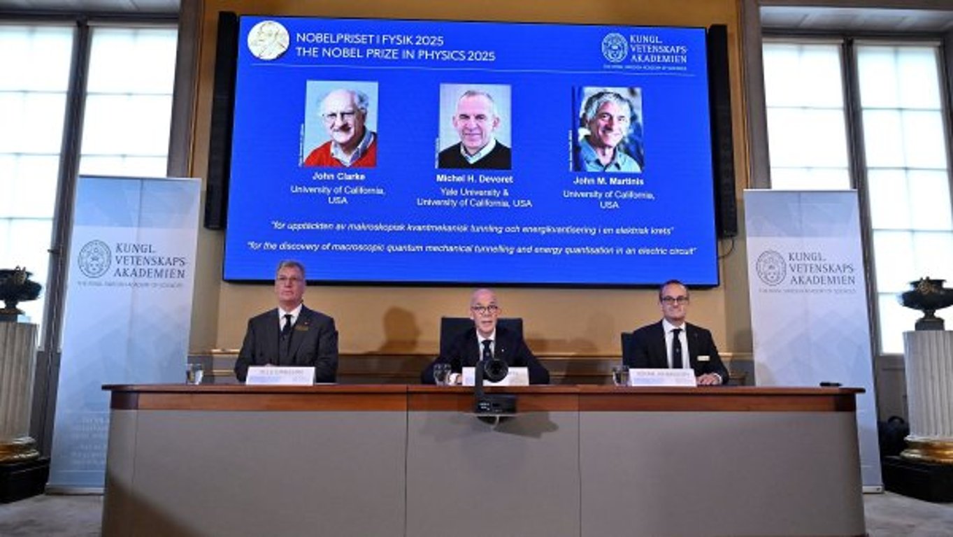 Letošní Nobelovu cenu za fyziku dostala trojice vědců za výzkum kvantové mechaniky