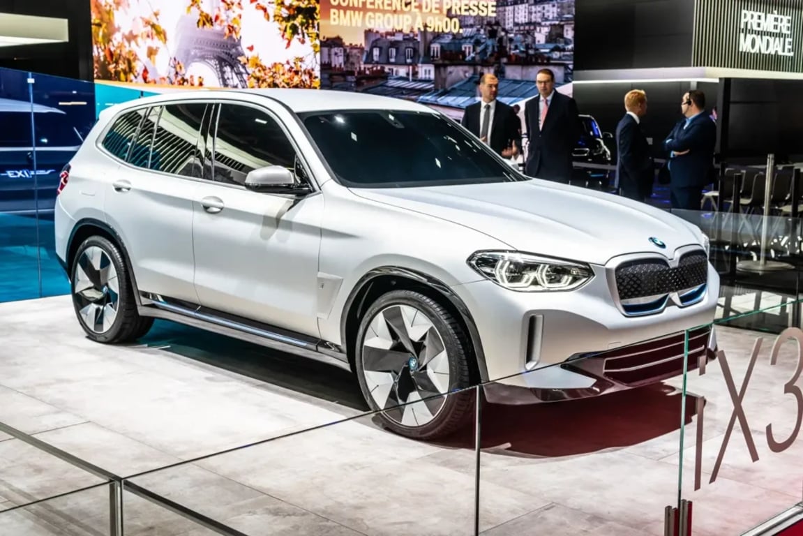 Stříbrné SUV BMW iX3 vystavené na autosalonu