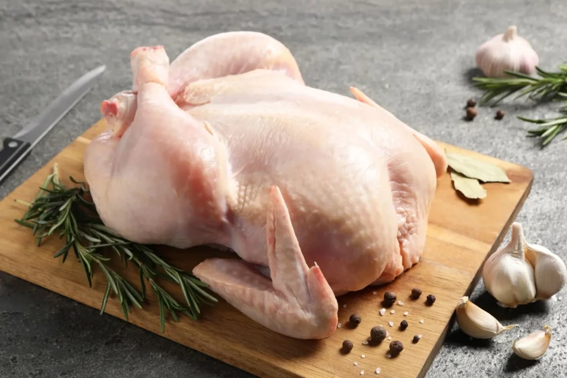 čerstvé kuře připravené k pečení, jen osolit, přidat kmín a cibuli