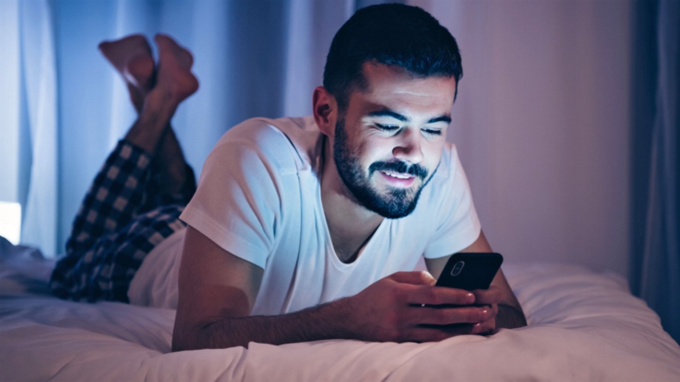 Vláda chystá přísný zákaz telefonů. Sociální sítě čeká omezení a jedna skupina lidí má mobily ztratit úplně