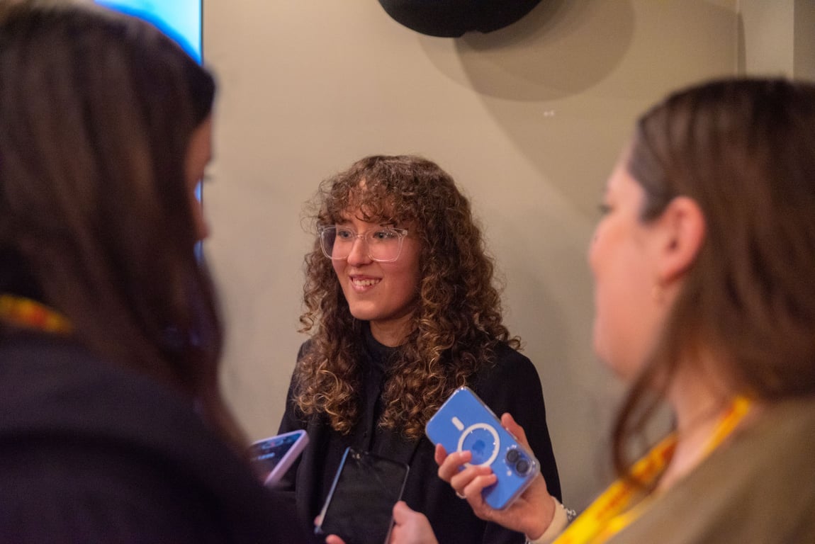 Nejmladší poslankyně bude studentka Julie Smejkalová. Do Sněmovny ji vykroužkovali