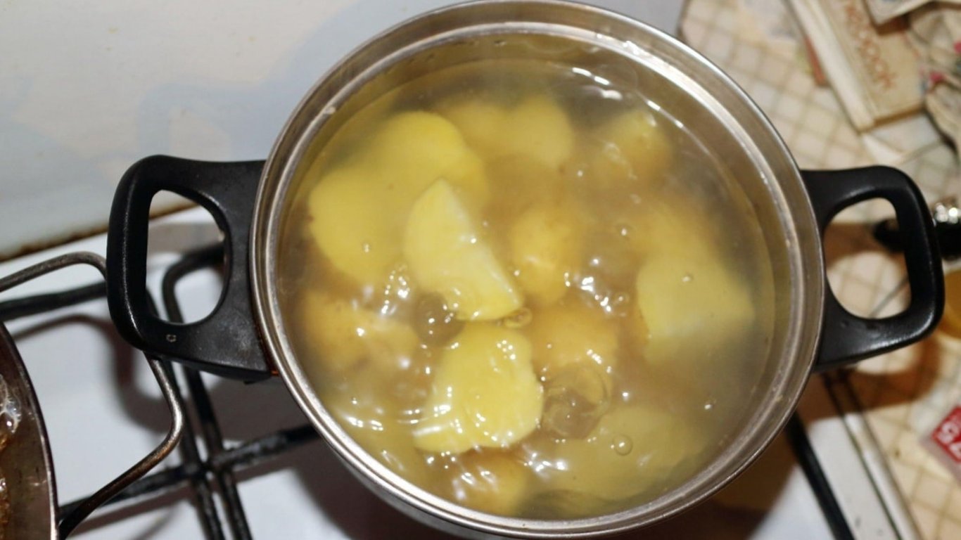 Nové brambory se vaří zcela jinak než staré. Kvůli této běžné chybě ztrácí veškerou chuť i vitamíny