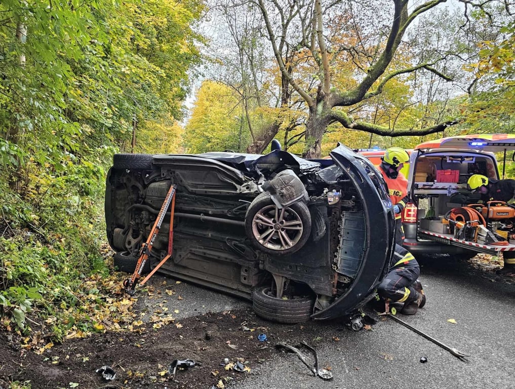 Při nehodě v Lukášovské ulici museli hasiči z auta vyprostit jednoho z cestujících