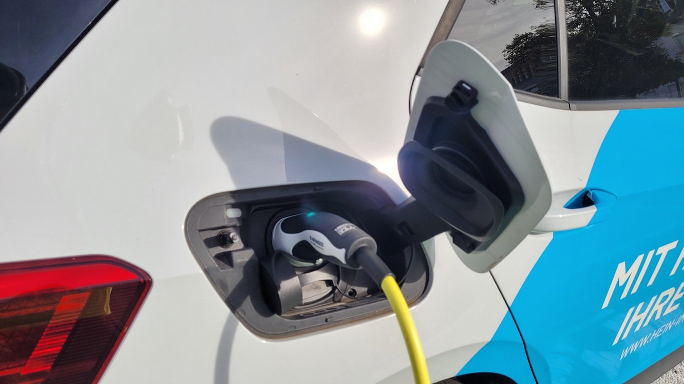 Kalkulačka: Srovnání nákladů mezi spalovacími motory a elektromobily odhaluje pravdu, kterou nikdo nechce vidět