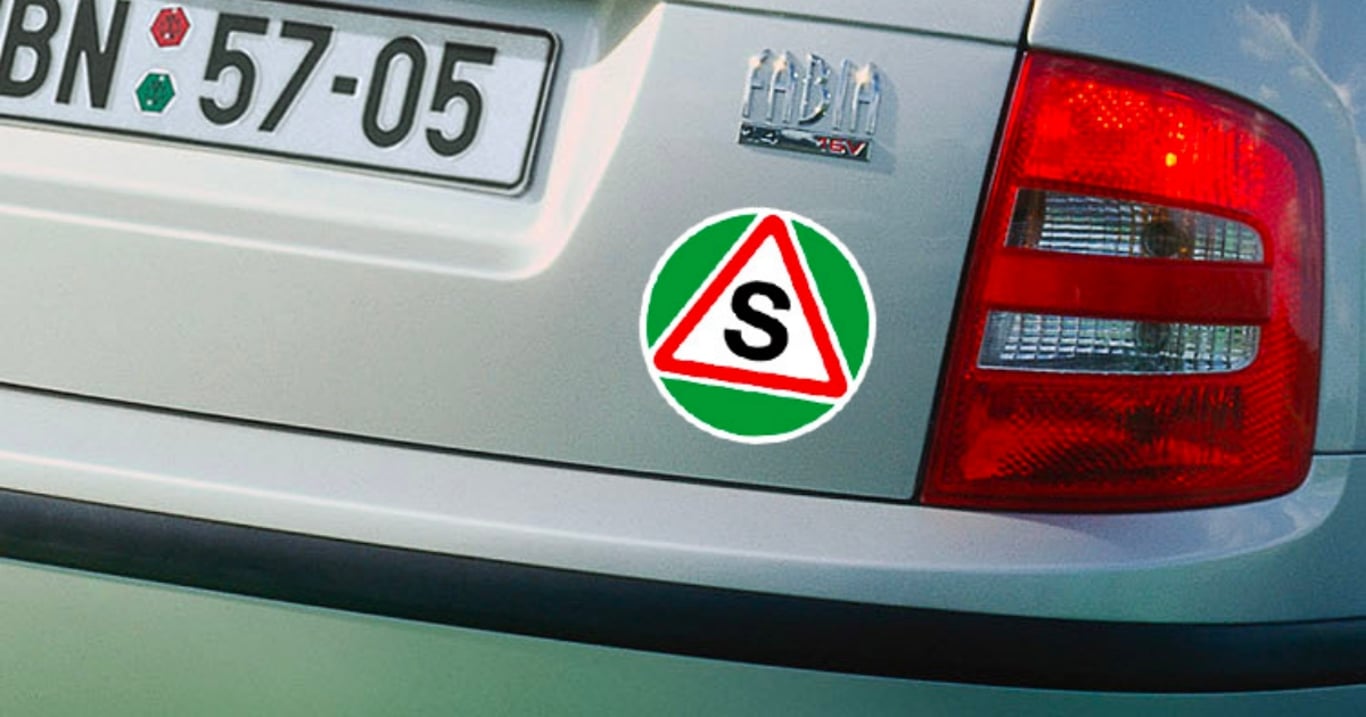 Nová povinnost pro statisíce seniorů za volantem: Bez správného posudku v autě jim hrozí pokuta až 10 000 Kč