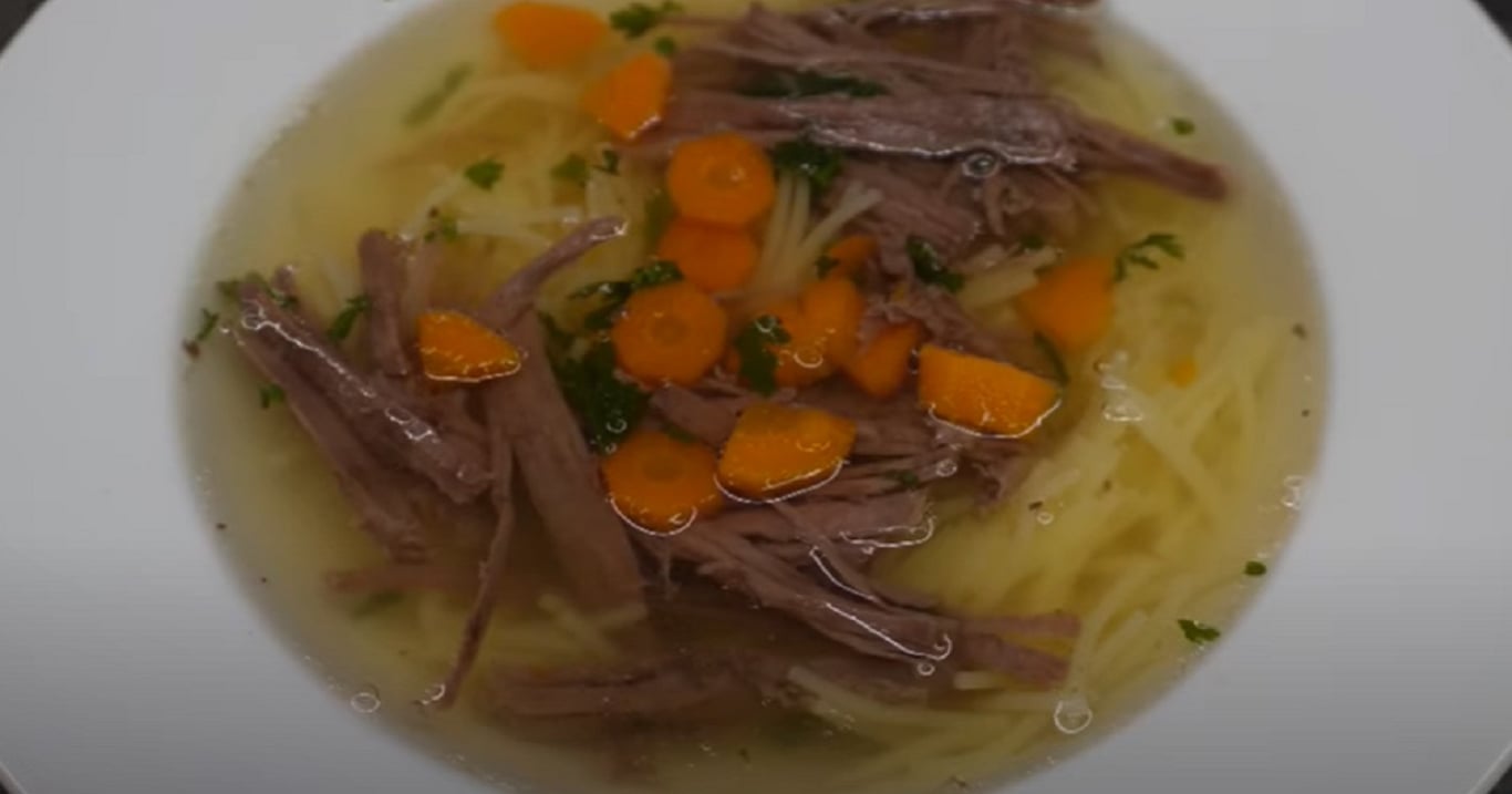Zasloužilá kuchařka prozradila trik na nejlepší svatební hovězí vývar – voňavý, plný chuti a silný jako řemen