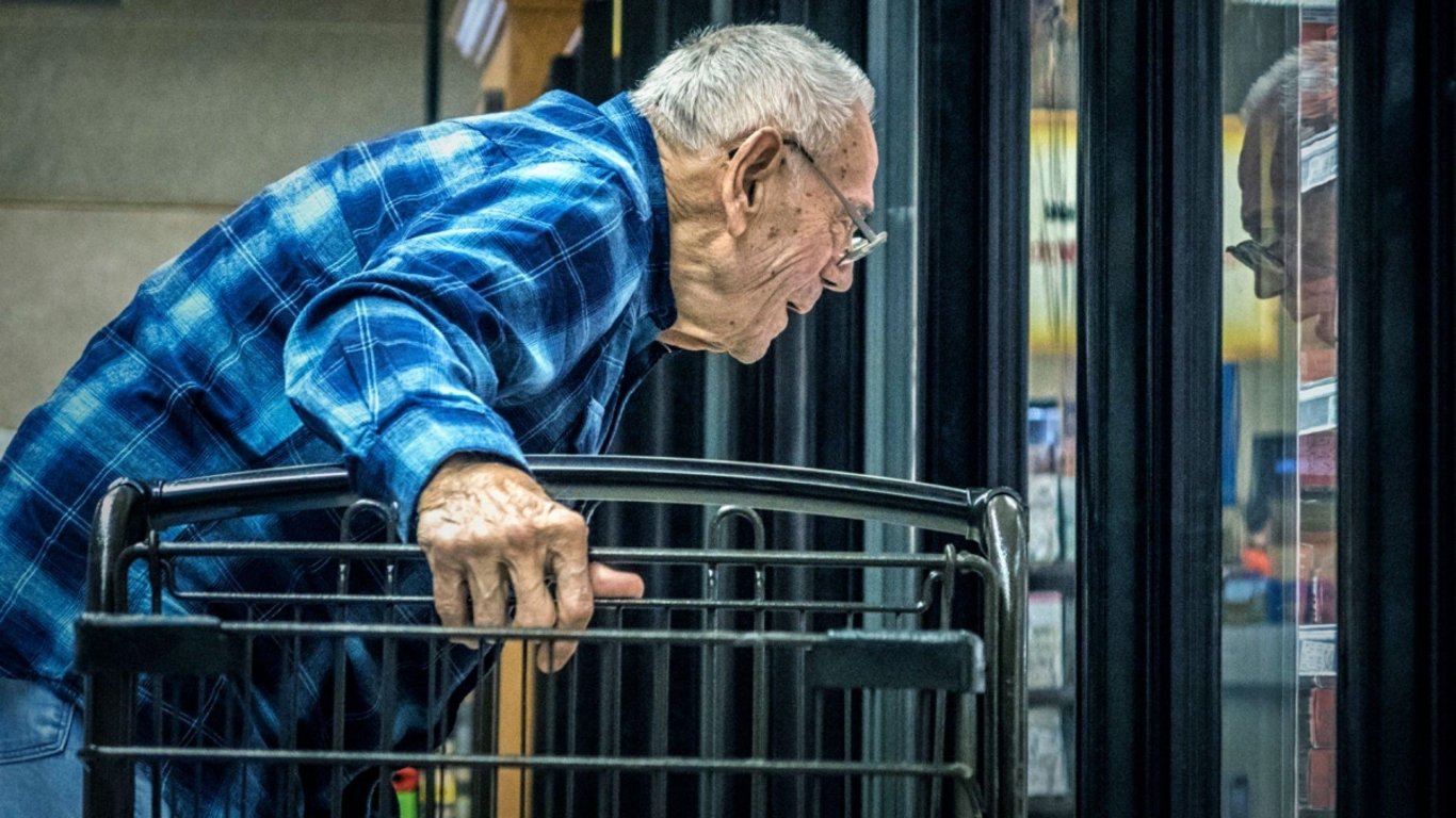 „Hej dědku!“ vykřikla čtyřletá holčička v obchodě a všichni ztuhli. Ale jeho odpověď spustila příběh, který nikdo nečekal
