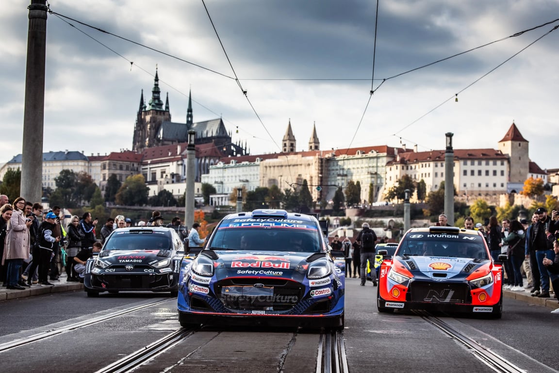 Sedm závodních speciálů v centru Prahy. Středoevropská rally začala spanilou jízdou