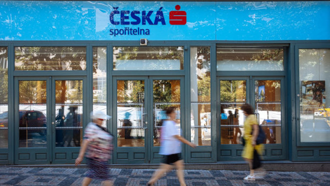 Finální účet za bankovní windfall tax: namísto 35 miliard korun jen stovky milionů. Jak se banky dani vyhnuly?