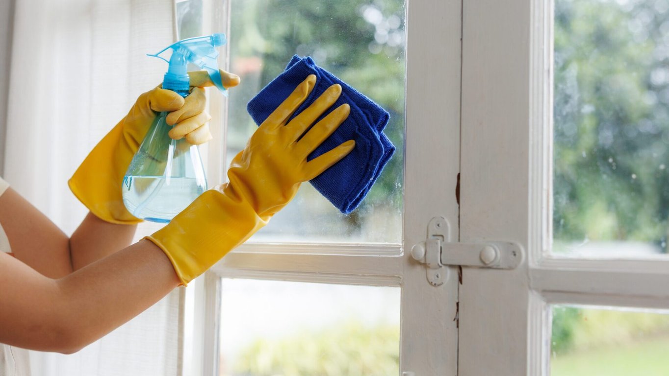 Pokud přidáte do vody glycerin, vaše okna budou lesklá a déle vydrží čistá.