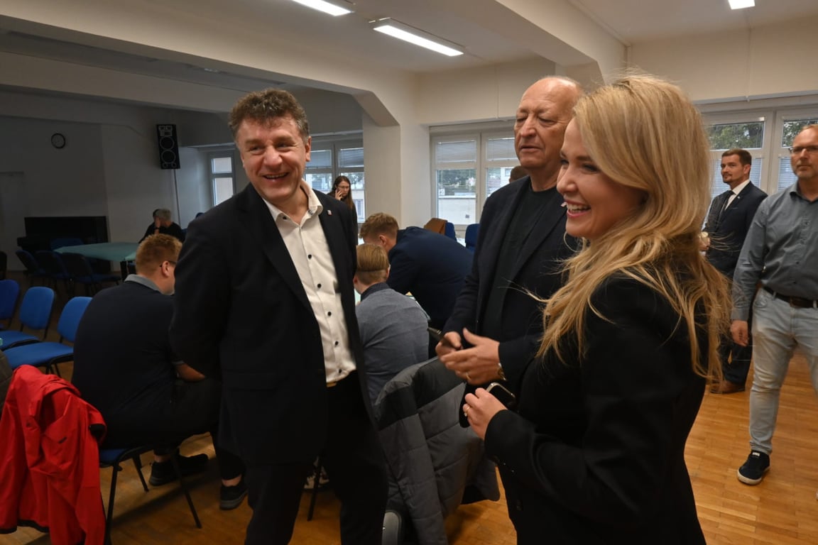 FOTO: Radost, vděk, debaty za zavřenými dveřmi. Nahlédněte do štábů v Jihlavě