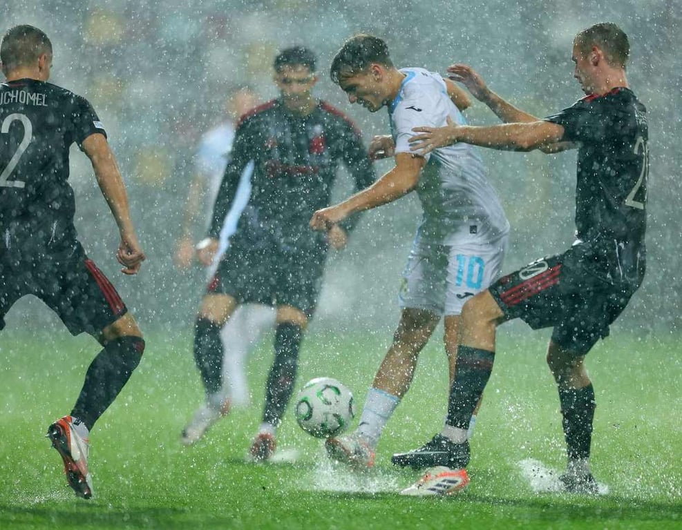 Sudí nechali hrát Spartu v kaluži, po 12 minutách změnili názor. Duel se dohraje
