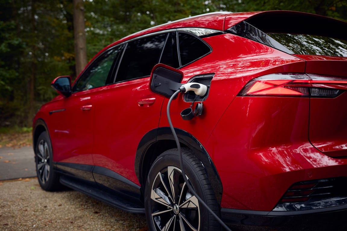 Slibují nízké emise i s benzinovým motorem. Realita plug-in hybridů je ale úplně jiná