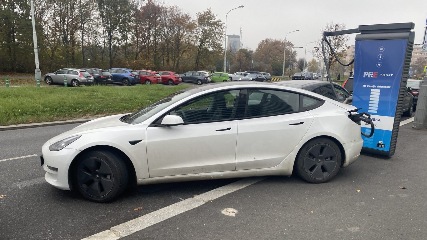 Leasing elektromobilů v ČR a EU krachuje, firmám hrozí bankrot. Co s auty? Elon Musk má jako poradce prezidenta řešení