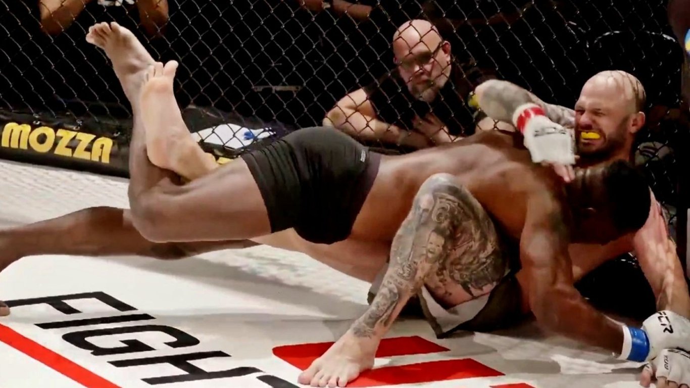 MMA bojovník ukončil zápas vzácnou submisí, soupeř křičel bolestí