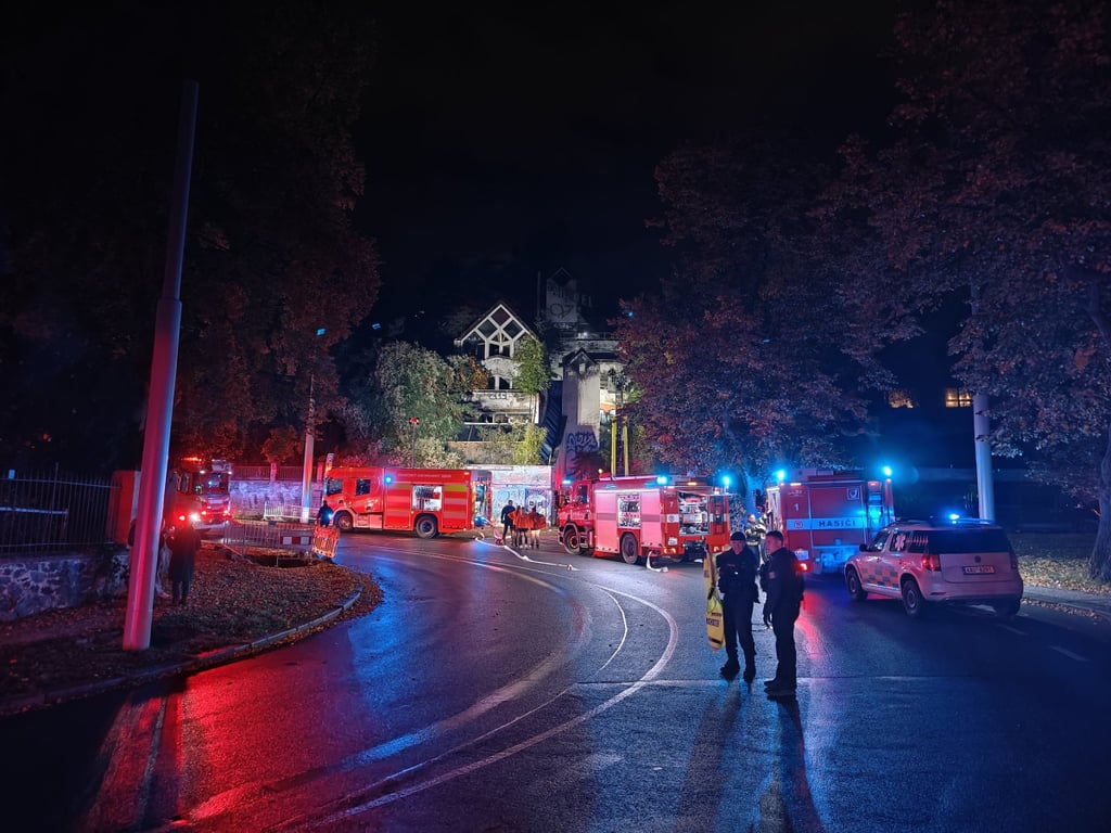 Další požár opuštěného domu v Praze, tentokrát znovu hoří hotel Vaníček