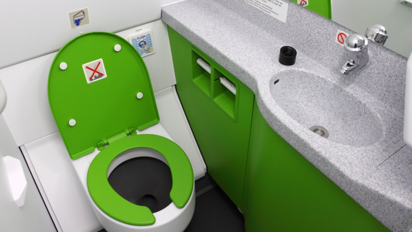 Letuška prozradila, co se skutečně děje v palubních toaletách. Po tomhle se na ně už nikdo nepodívá stejně