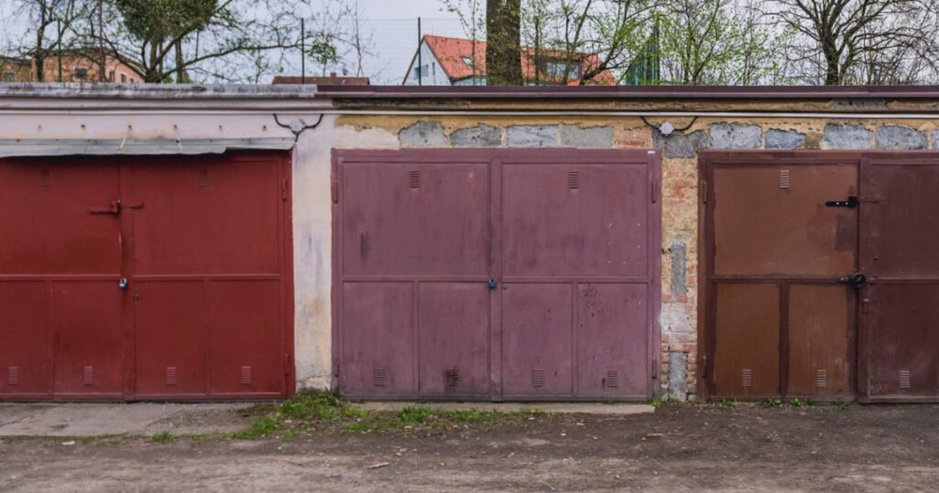 Babička nevěřila svým očím: Rodina přestavěla starou garáž na luxusní domov, který jí změnil život