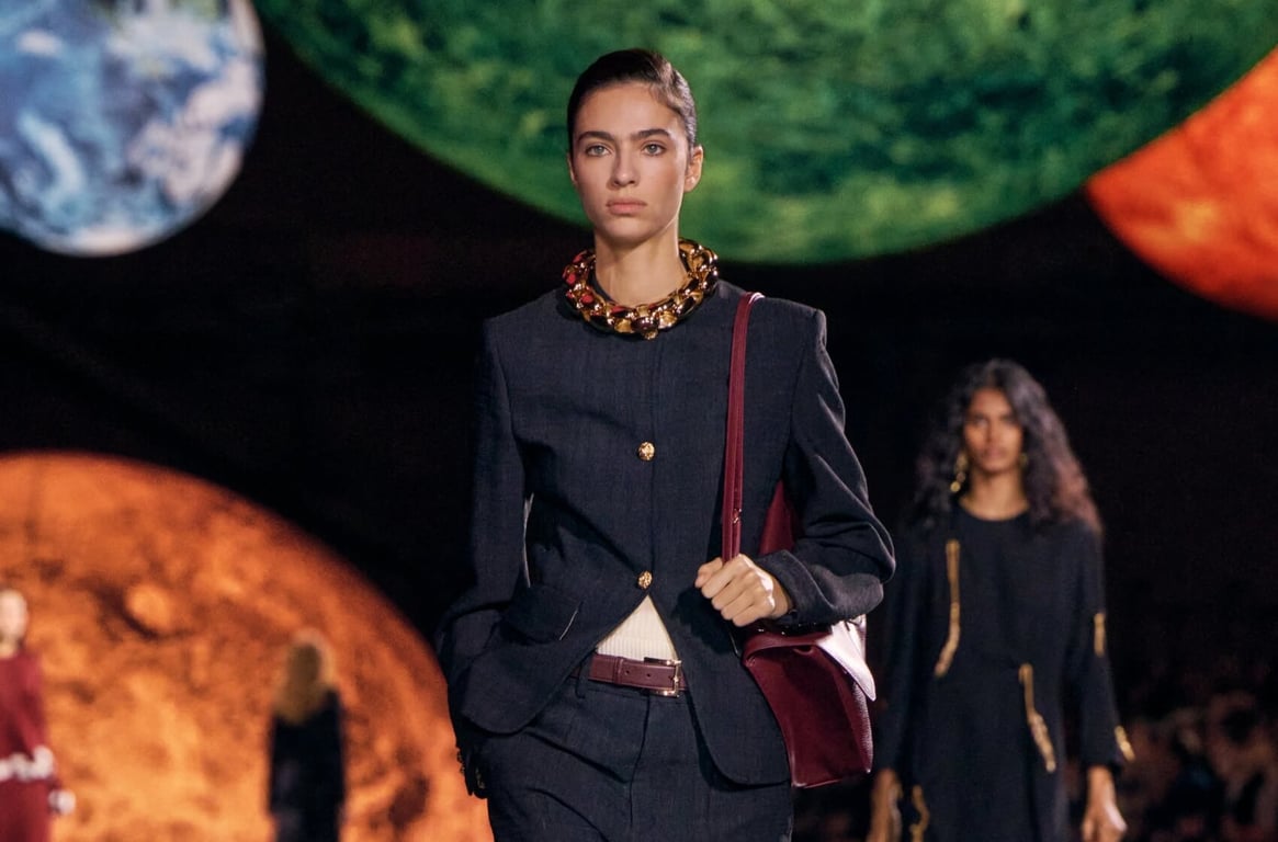 To nejzajímavější z pařížského týdne módy: Meghan Markle na přehlídce Balenciagy i zástěra jako trendy kousek