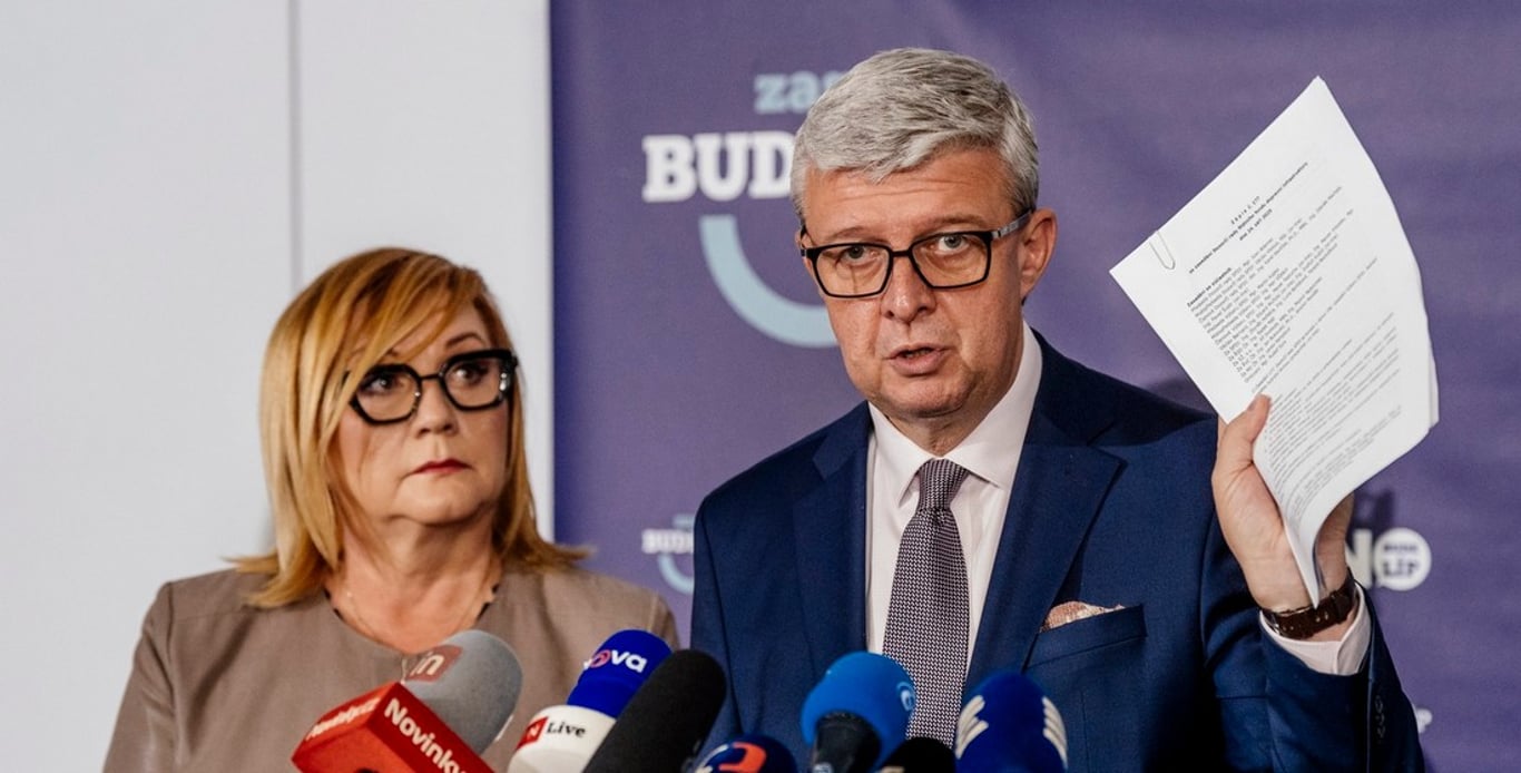 Vláda mírného hajlování v mezích zákona, notičky z Kremlu a proč se učit mongolsky
