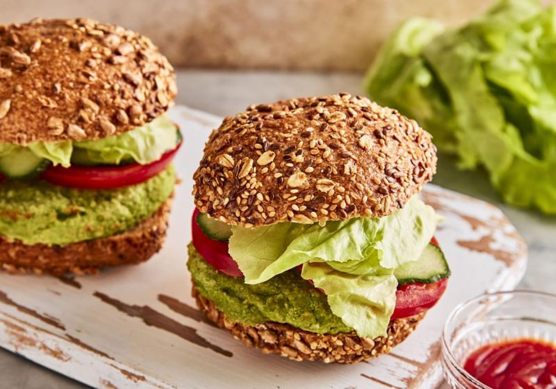 Hrášek se nezdá! Umí se proměnit ve šťavnatý burger, krémovou pomazánku i polévku