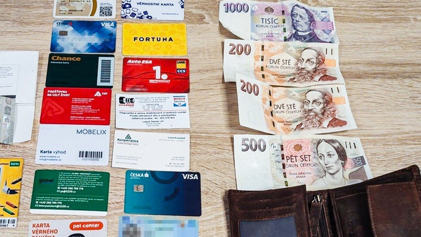 Poctivec našel naditou peněženku. Výsledek pátrání po majiteli strážníky překvapil