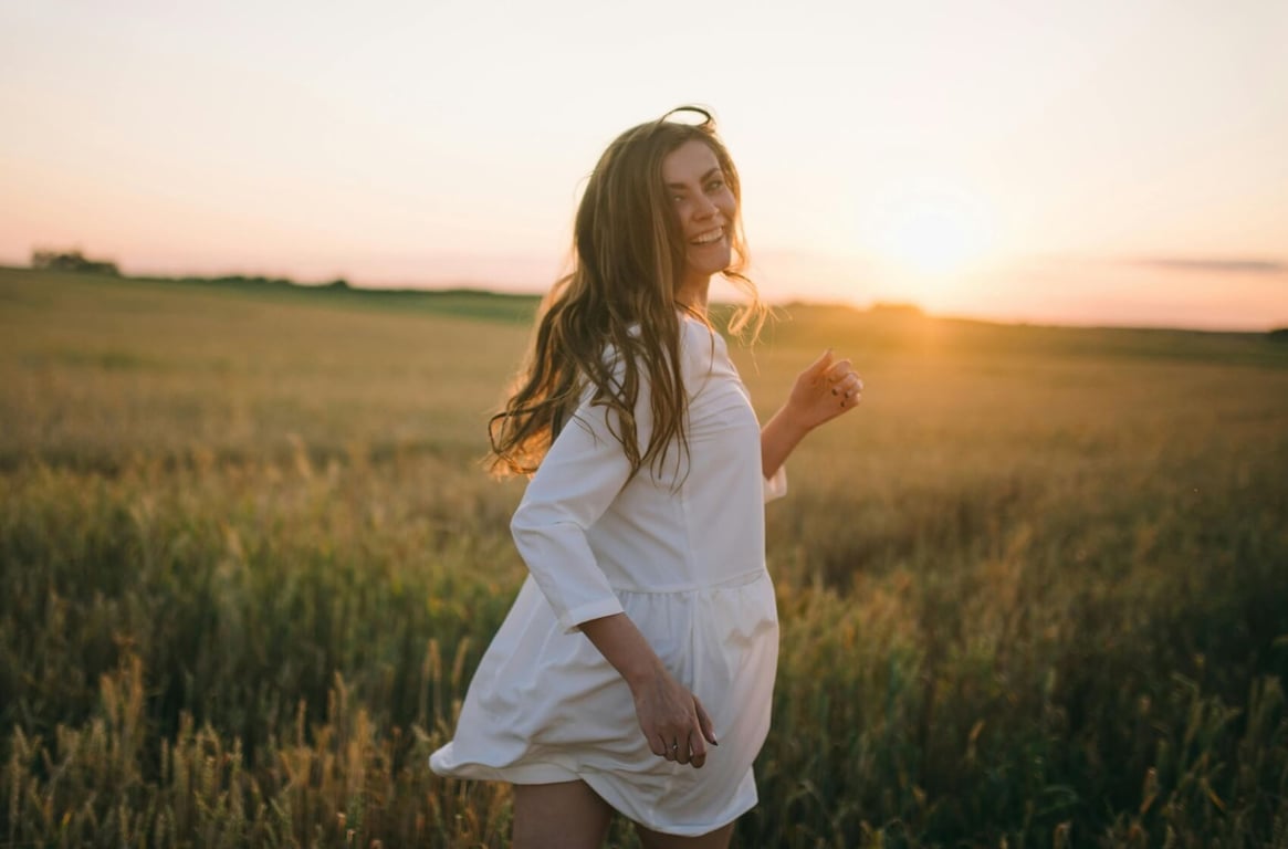 Šťastná single žena v létě