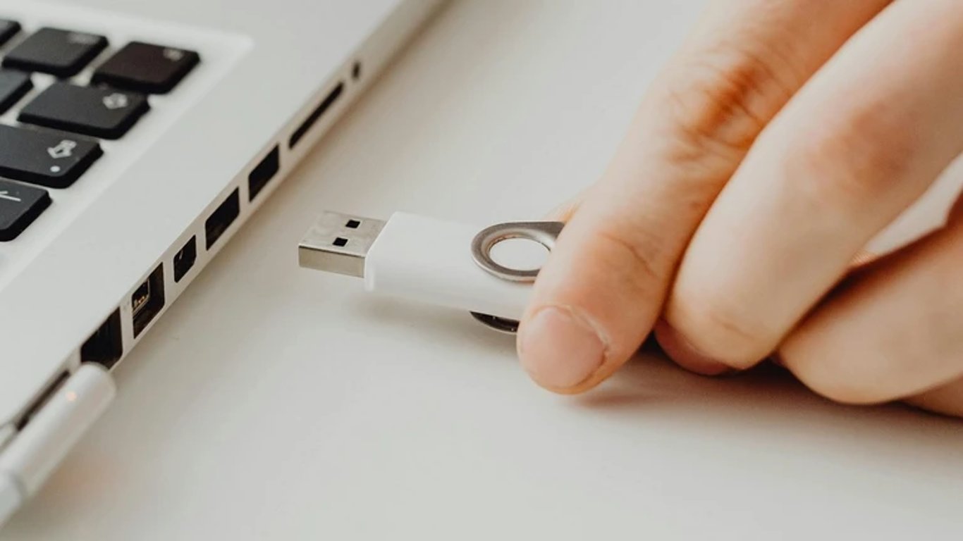 USB flash disky už raději nepřipojujte. Ruský virus se přes ně šíří všude po světě, z počítače ukradne doslova všechno