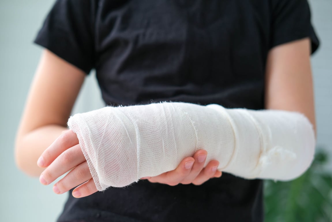 Lékaři už nemusí řezat. Nový nanocement léčí zlomenniny bez bolesti