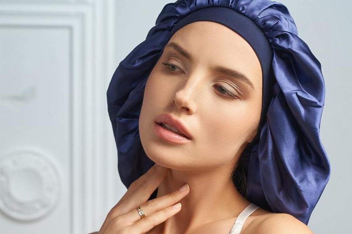 Návrat do minulosti, který dobývá sociální sítě. Jsou čepce trend nebo beauty hack?