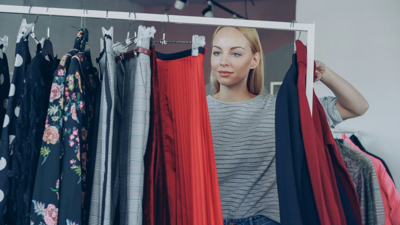 Zvyk v oblékání, který české ženy neustále opakují, i když je dávno z módy. Přidává i 10 kg v pase