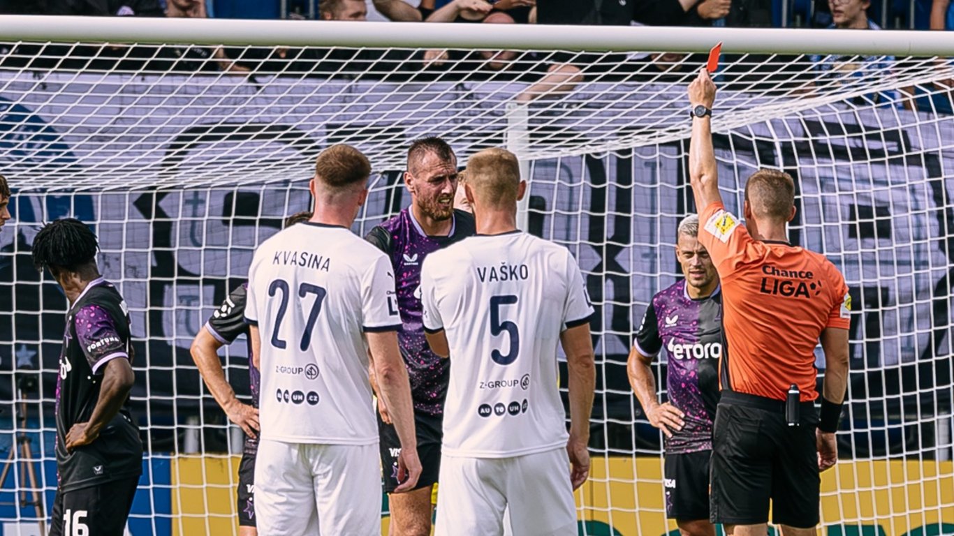 Bláznivé video po vyloučení Chorého. Fanoušci řeší nesportovní reakci lavičky Slavie