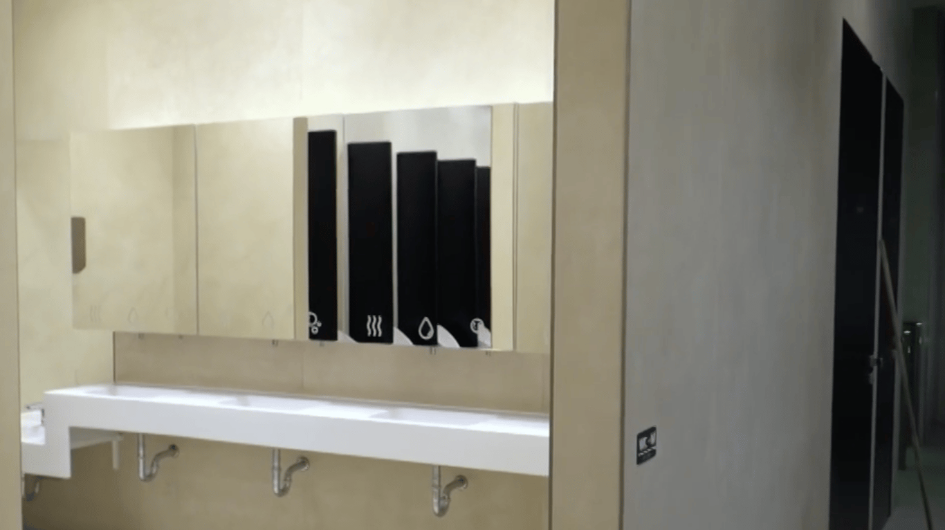 Pisoáry na nádraží v Plzni odrážející se v zrcadlech