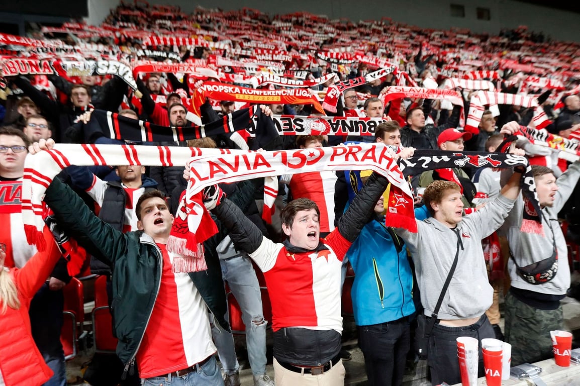 "Trenére, pokutu za vás zaplatíme." Fanoušci Slavie se složili Řehákovi na trest