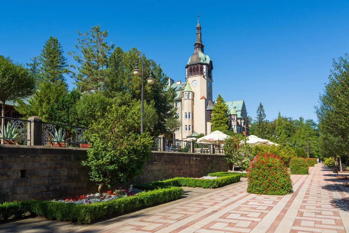 Češi zjišťují šokující pravdu: Léčivé lázně kousek od hranic jsou krásnější i levnější než Karlovy Vary.
