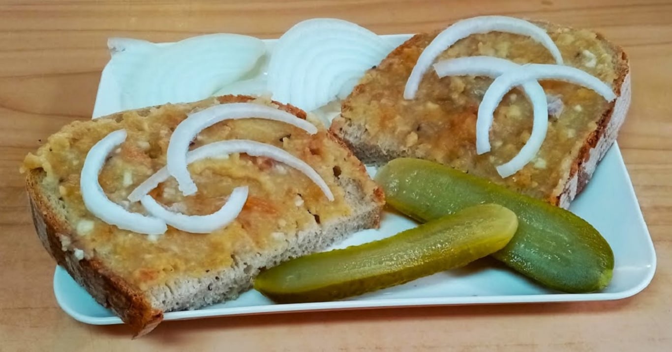 Na Moravě jsem ochutnala škvarkovou pomazánku, kterou teď dělám pořád – je tak dobrá, že ji sním klidně celou sama na posezení