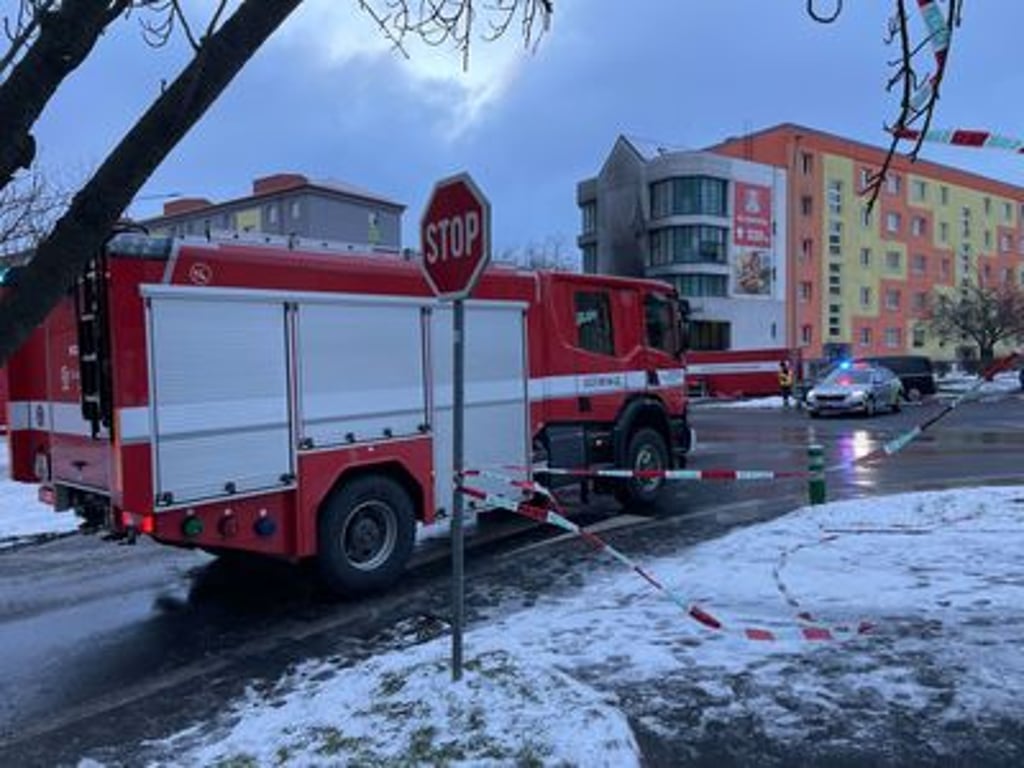 Policie obvinila v souvislosti s tragickým požárem v Mostě dva lidi